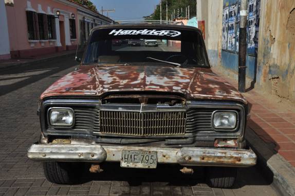 Carro 'novinho' nas ruas de Coro, cidade histórica na Venezuela